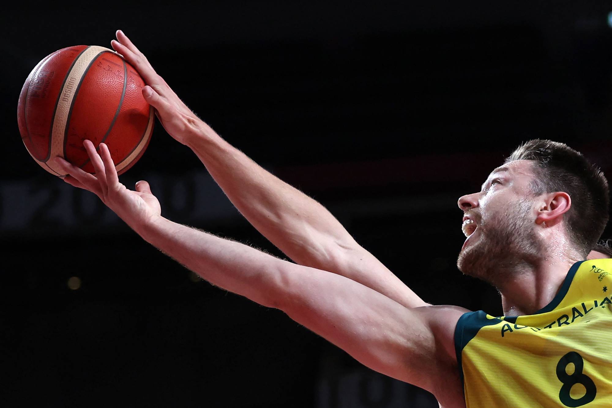 Australia's Matthew Dellavedova goes to the basket in a preliminary round of men's basketball between Australia and Germany | AFP-JIJI