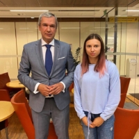 Belarusian opposition politician Pavel Latushka poses with sprinter Krystsina Tsimanouskaya in Warsaw on Wednesday.  | TWITTER / @PAVELLATUSHKA / VIA REUTERS 