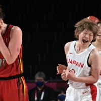 Japan\'s Maki Takada (center) and Yuki Miyazawa celebrate after the Akatsuki Five topped Belgium in the women\'s quarterfinals.  | AFP-JIJI