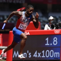 American Trayvon Bromell competes in a heat of the men\'s 4x100-meter relay on Thursday. | AFP-JIJI