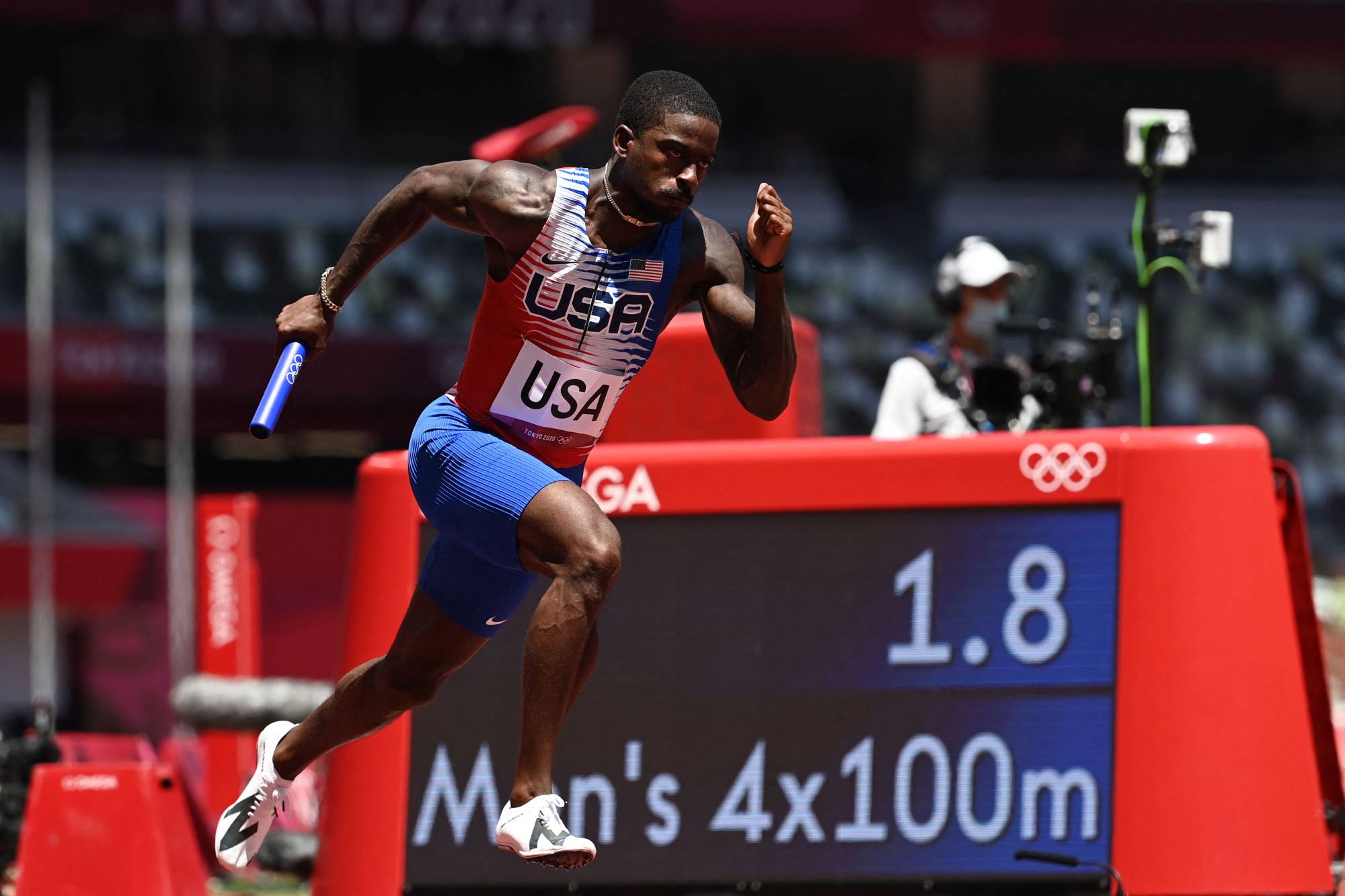 American Trayvon Bromell competes in a heat of the men's 4x100-meter relay on Thursday. | AFP-JIJI