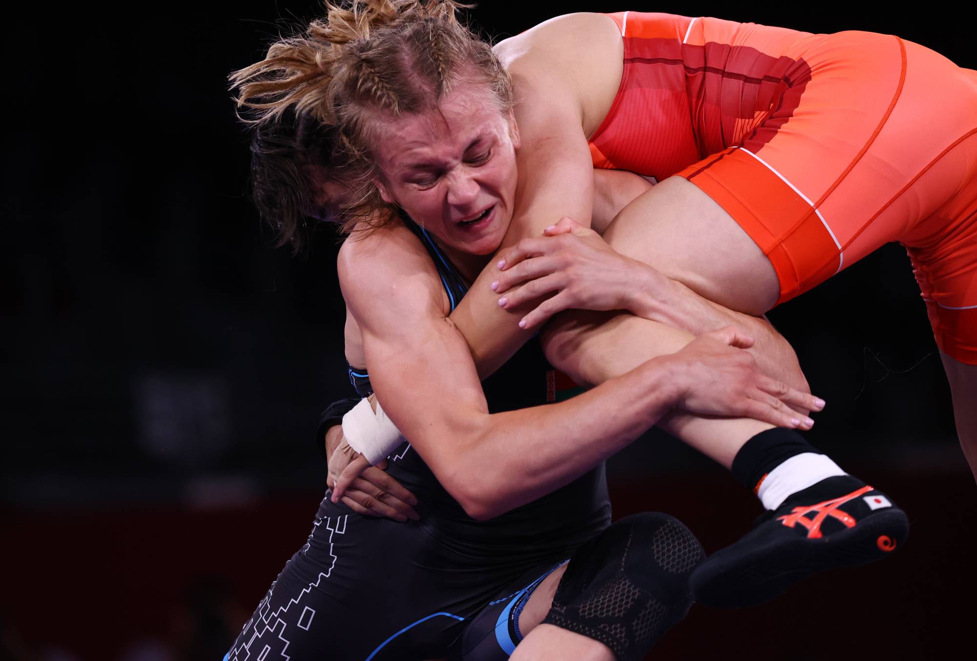 Japan's Risako Kawai and Belaurus' Iryna Kurachkina compete for the gold medal in the women's freestyle 57kg wresling. | REUTERS