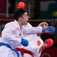 Japan\'s Naoto Sago (left) competes against Turkey\'s Eray Samdan in the men\'s kumite -67kg elimination round of the karate competition | AFP-JIJI