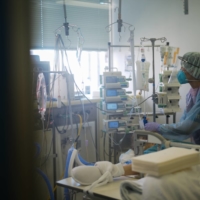 An intensive care unit for COVID-19 patients at Itabashi Hospital. While the central government has offered financial support to nurses, only those directly involved in the treatment of COVID-19 patients are eligible. | RYUSEI TAKAHASHI
