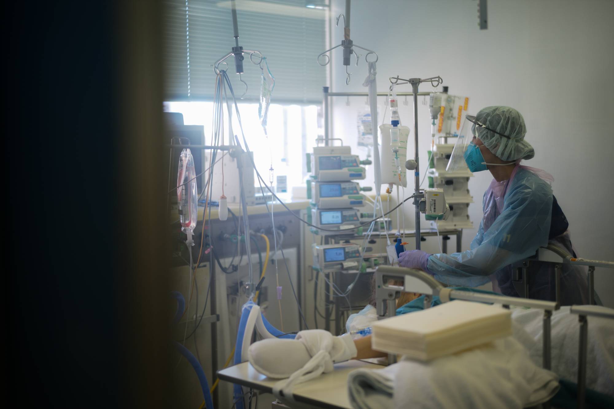 An intensive care unit for COVID-19 patients at Itabashi Hospital. While the central government has offered financial support to nurses, only those directly involved in the treatment of COVID-19 patients are eligible. | Ryusei Takahashi 