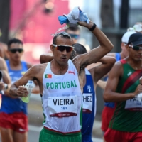 Athletes including Portugal\'s Joao Vieira (center) faced soaring temperatures in the men\'s 50-km race walk on Friday in Sapporo.  | AFP-JIJI