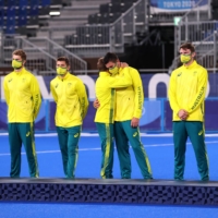 Australia\'s field hockey team prepares to receive their silver medals. A few hours later they were in trouble for breaking COVID-19 restrictions. | REUTERS