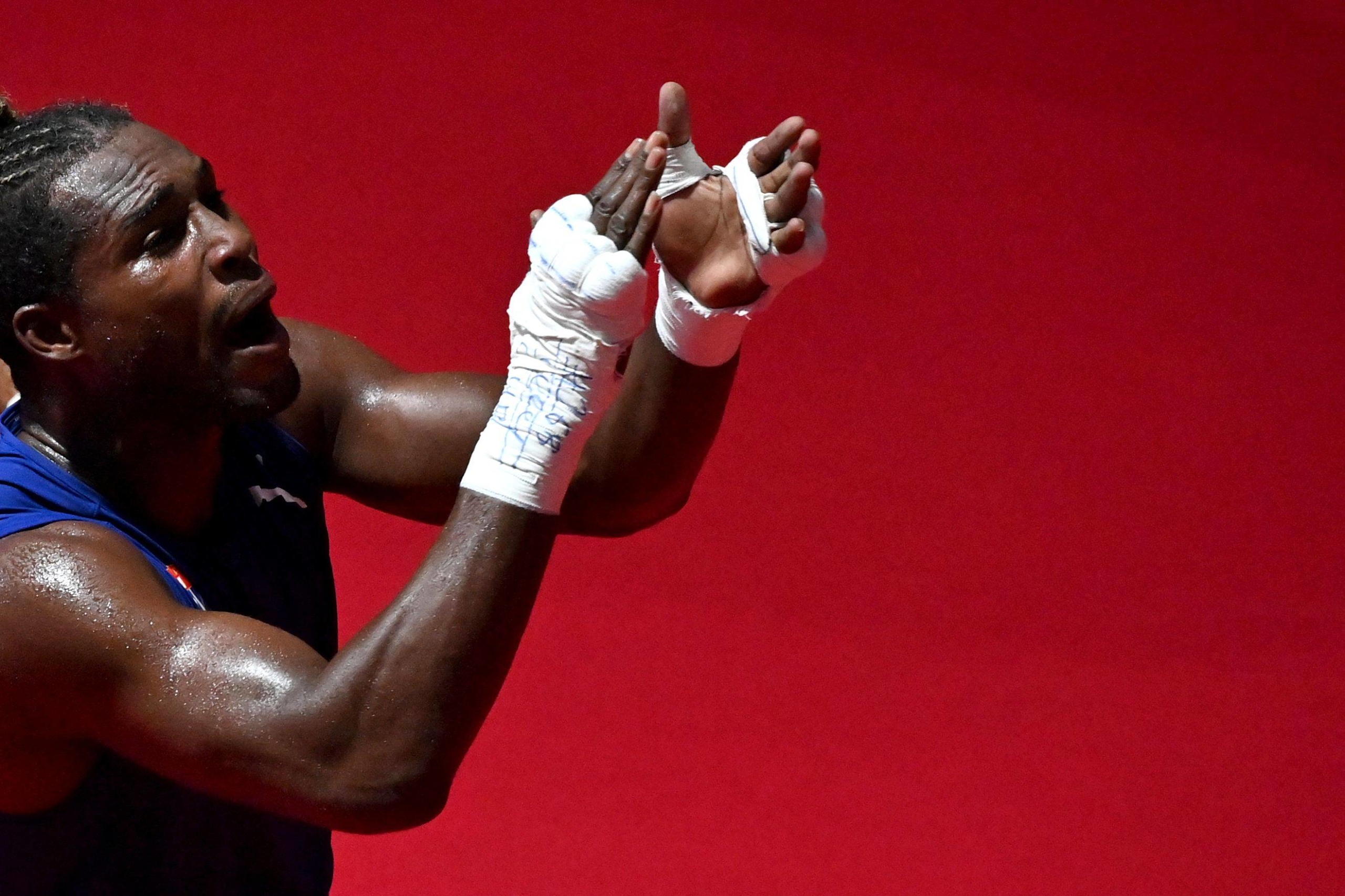 Cuba's Julio La Cruz celebrates after winning against Russia's Muslim Gadzhimagomedov after their men's heavyweight (81-91 kg) boxing final. | AFP-JIJI