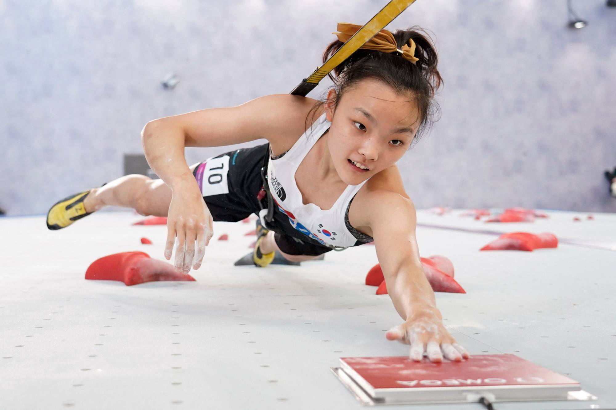 South Korea's Seo Chae-hyun reaches the top of the wall in the women's sport climbing speed quarterfinals | AFP-JIJI
