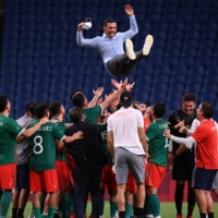 Mexico\'s players throw coach Jaime Lozano into the air after beating Japan to win the men\'s bronze medal in soccer. | AFP-JIJI
