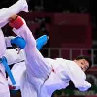 Saudi Arabia\'s Tareg Hamedi (left) competes against Japan\'s Ryutaro Araga in the men\'s kumite over-75 kg semifinal on Saturday at Nippon Budokan.  | AFP-JIJI