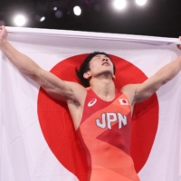 Japan\'s Takuto Otoguro celebrates his gold medal victory over Azerbaijan\'s Haji Aliyev in the men\'s freestyle wrestling 65 kg final.  | AFP-JIJI