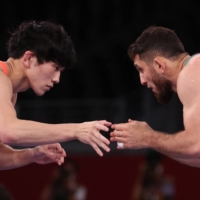 Japan\'s Takuto Otoguro (red) faces Azerbaijan\'s Haji Aliyev in the gold medal bout of the men\'s freestyle wrestling 65 kg division on Saturday at Makuhari Messe. | AFP-JIJI