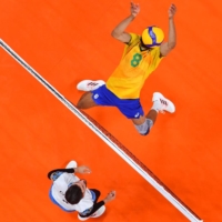 Brazil\'s Wallace de Souza (right) attempts to block a shot in the men\'s bronze medal volleyball match between Argentina and Brazil. | AFP-JIJI