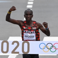 Kenya\'s Eliud Kipchoge crosses in finish line to first place in the men\'s Olympic marathon final in Sapporo on Sunday.  | AFP-JIJI