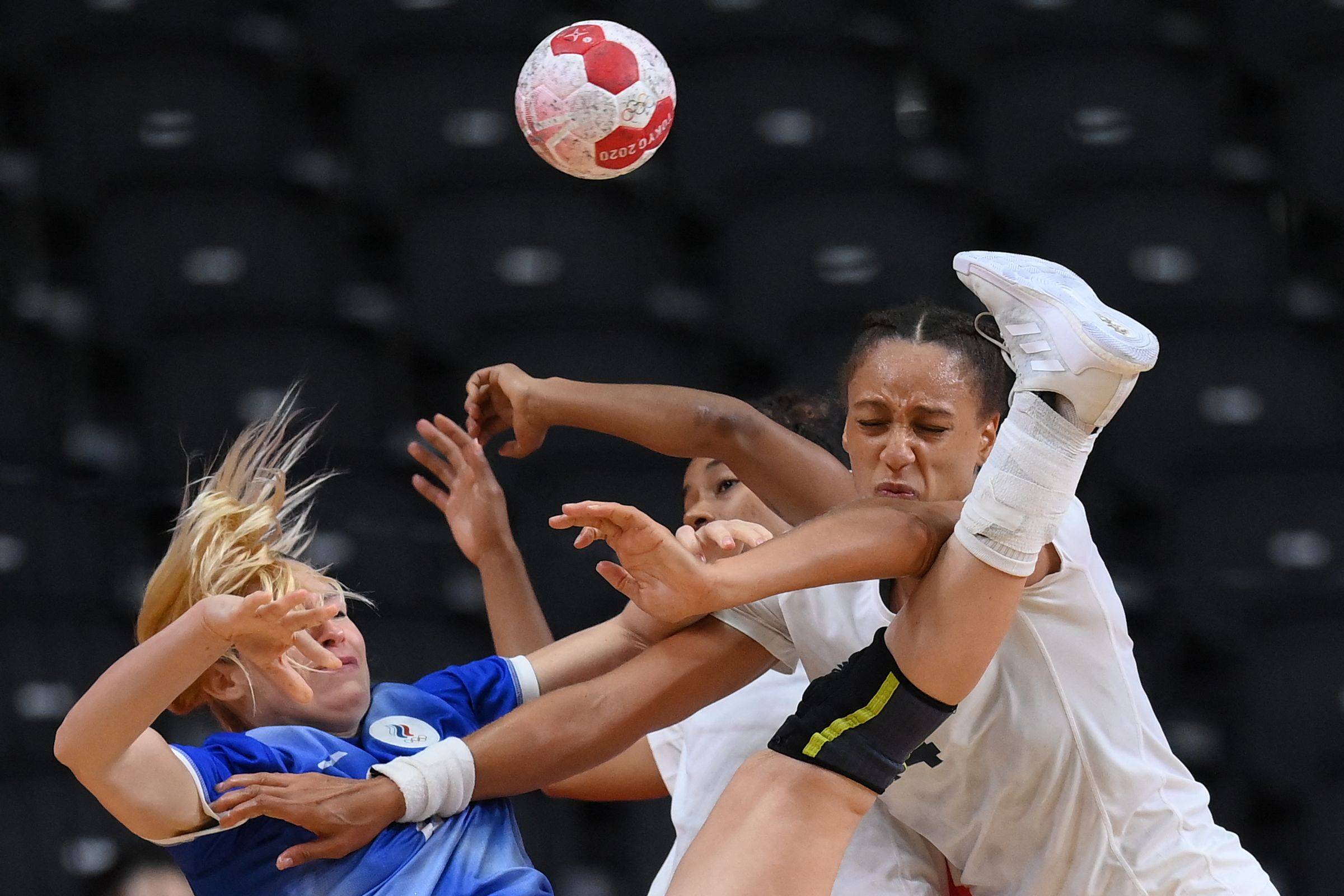 Russia's Vladlena Bobrovnikova (left) is challenged by France's pivot Beatrice Edwige during the women's final handball match. | AFP-JIJI