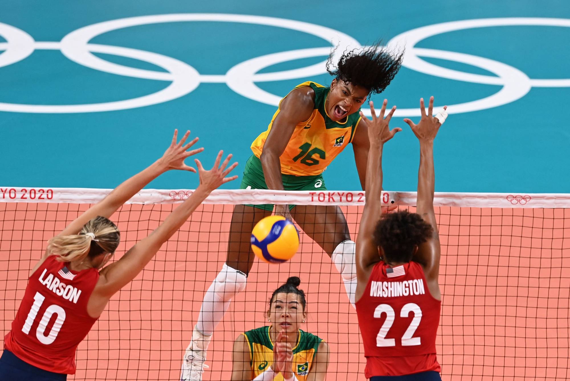 Brazil's Fernanda Rodrigues (center) spikes the ball during the women's gold medal volleyball match between Brazil and USA. | AFP-JIJI