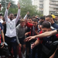 Fans await the arrival of Lionel Messi in Paris on Monday before his expected signing for Paris Saint-Germain. | REUTERS 