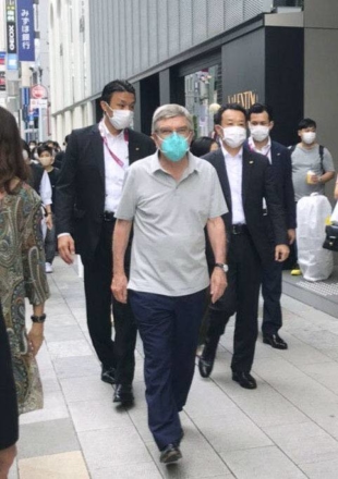 The man believed to be International Olympic Committee President Thomas Bach was seen walking in Tokyo's Ginza district on Monday. | COURTESY OF A PASSER-BY / VIA KYODO