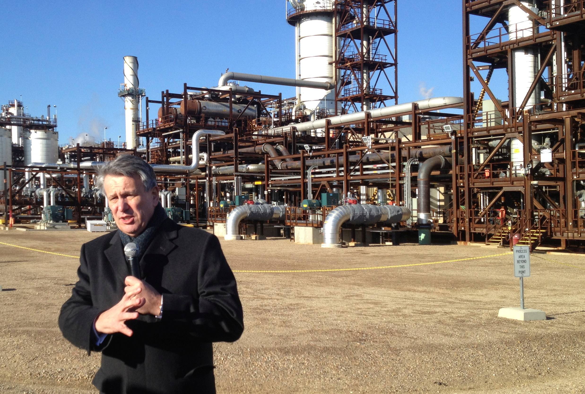 Royal Dutch Shell PLC Chief Executive Ben van Beurden speaks to reporters during the launch of Shell's new carbon capture and storage project in Fort Saskatchewan, Alberta, in 2015. | Reuters 