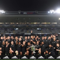 New Zealand\'s All Blacks celebrate with the Bledisloe Cup after beating Australia on Saturday in Auckland. | AFP-JIJI