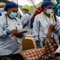 Doctors examine an earthquake victim at Ofatma Hospital in Les Cayes, Haiti, on Tuesday.  | AFP-JIJI