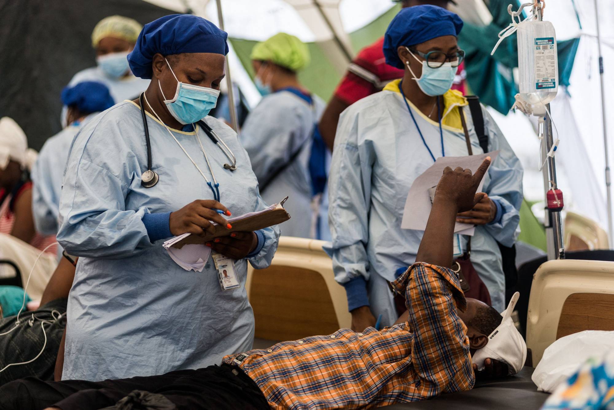Doctors examine an earthquake victim at Ofatma Hospital in Les Cayes, Haiti, on Tuesday. | AFP-JIJI