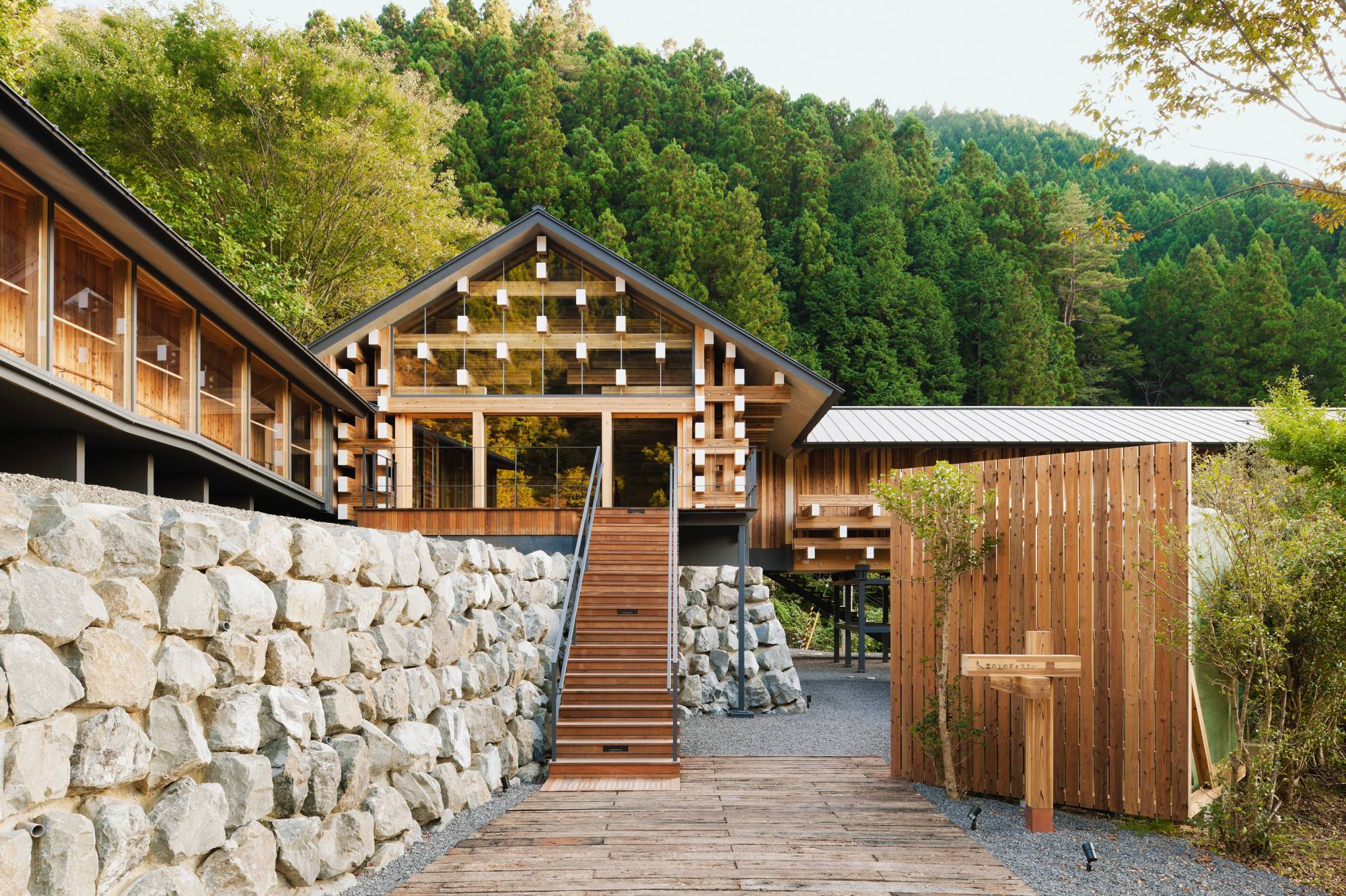 Kengo Kuma's Yusuhara Wooden Bridge Museum in Yusuhara, Kochi Prefecture | © TAKUMI OTA. COURTESY OF TASCHEN 
