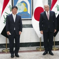Foreign Minister Toshimitsu Motegi with Iraq\'s top envoy, Fuad Hussein, on Saturday in Baghdad.  | FOREIGN MINISTRY / VIA KYODO 