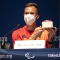 Germany\'s Markus Rehm receives a cake for his birthday during a news conference in Tokyo on Sunday. | AFP-JIJI