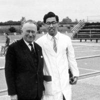 Ludwig Guttmann (left), the \"father\" of the Paralympics, and Yutaka Nakamura, a fellow surgeon who studied under Guttmann, stand together at the Stoke Mandeville Hospital in Buckinghamshire in southern England in 1960.  | JAPAN SUN INDUSTRIES / VIA KYODO