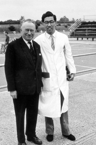 Ludwig Guttmann (left), the 'father' of the Paralympics, and Yutaka Nakamura, a fellow surgeon who studied under Guttmann, stand together at the Stoke Mandeville Hospital in Buckinghamshire in southern England in 1960. | JAPAN SUN INDUSTRIES / VIA KYODO