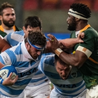 Argentina\'s hooker and captain Julian Montoya (left) is tackled by South Africa\'s blindside flanker and captain Siya Kolisi during a Rugby Championship international rugby union test match at The Nelson Mandela Bay Stadium in Port Elizabeth, South Africa, on Saturday. | AFP-JIJI