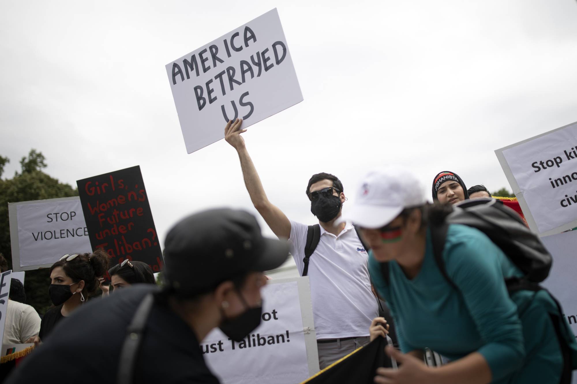 Demonstrators protest the U.S. withdrawal from Afghanistan near the White House on Aug. 15. The U.S. pullout should not be construed with its commitments to Japan, South Korea and other longtime allies. | TOM BRENNER / THE NEW YORK TIMES