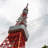 The Air Self-Defense Force\'s Blue Impulse aerobatic team flies over Tokyo Tower on Tuesday ahead of the opening ceremony of the Paralympic Games. | AFP-JIJI