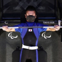 Hiroshi Miura lifts during the men\'s under-49 kg final on Thursday at Tokyo International Forum.  | KYODO 