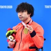 Gold medalist Takayuki Suzuki of Japan after winning the men\'s 100-meter freestyle S4 class swimming final on Thursday at Tokyo Aquatics Centre.  | AFP-JIJI