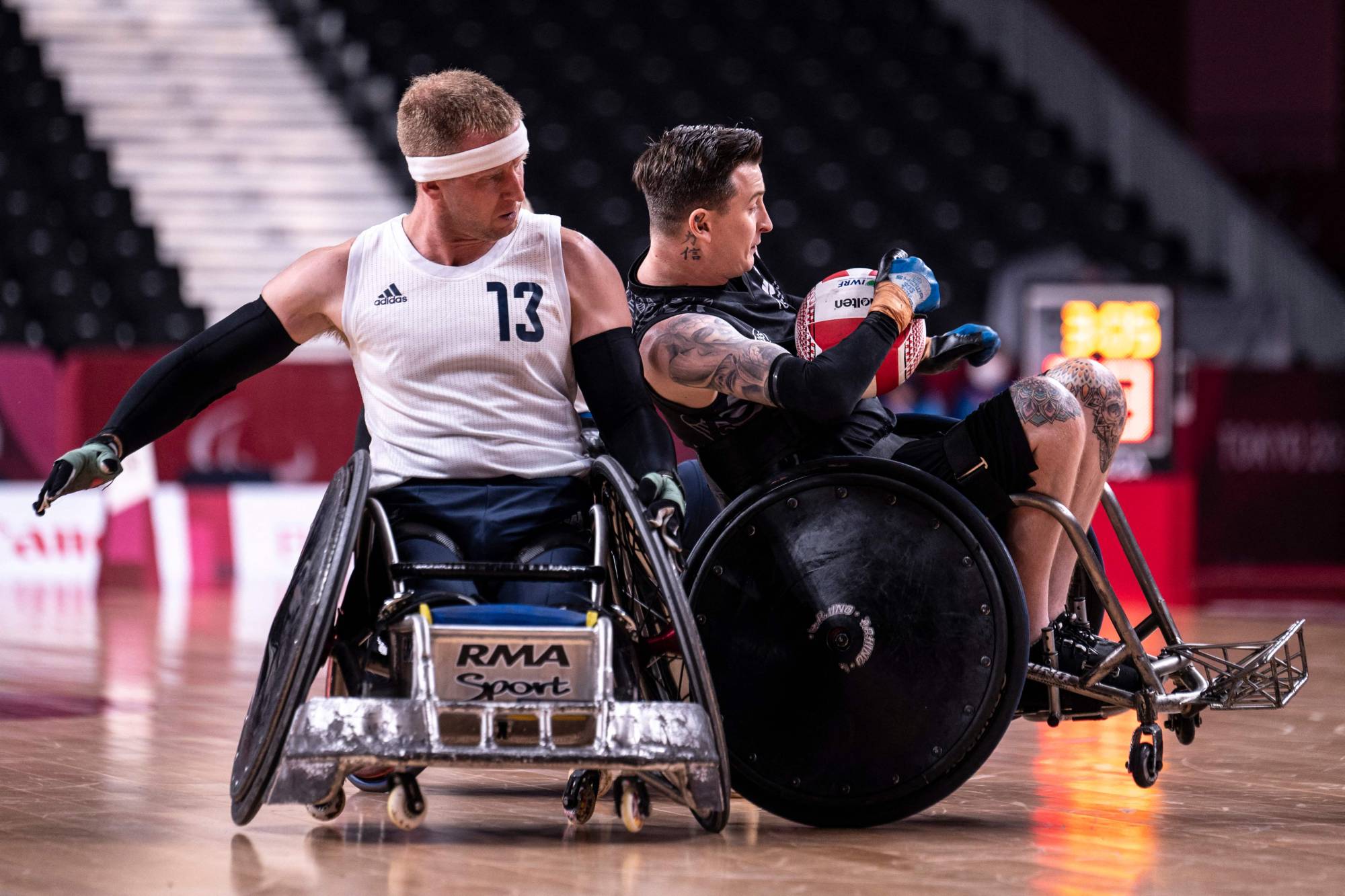 Players vie for the bar during the wheelchair rugby match between Britain and New Zealand | AFP-JIJI