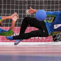 Brazil\'s Leomon Moreno (right) and Romario Marques defend a ball during the goalball preliminary match against Team USA | AFP-JIJI