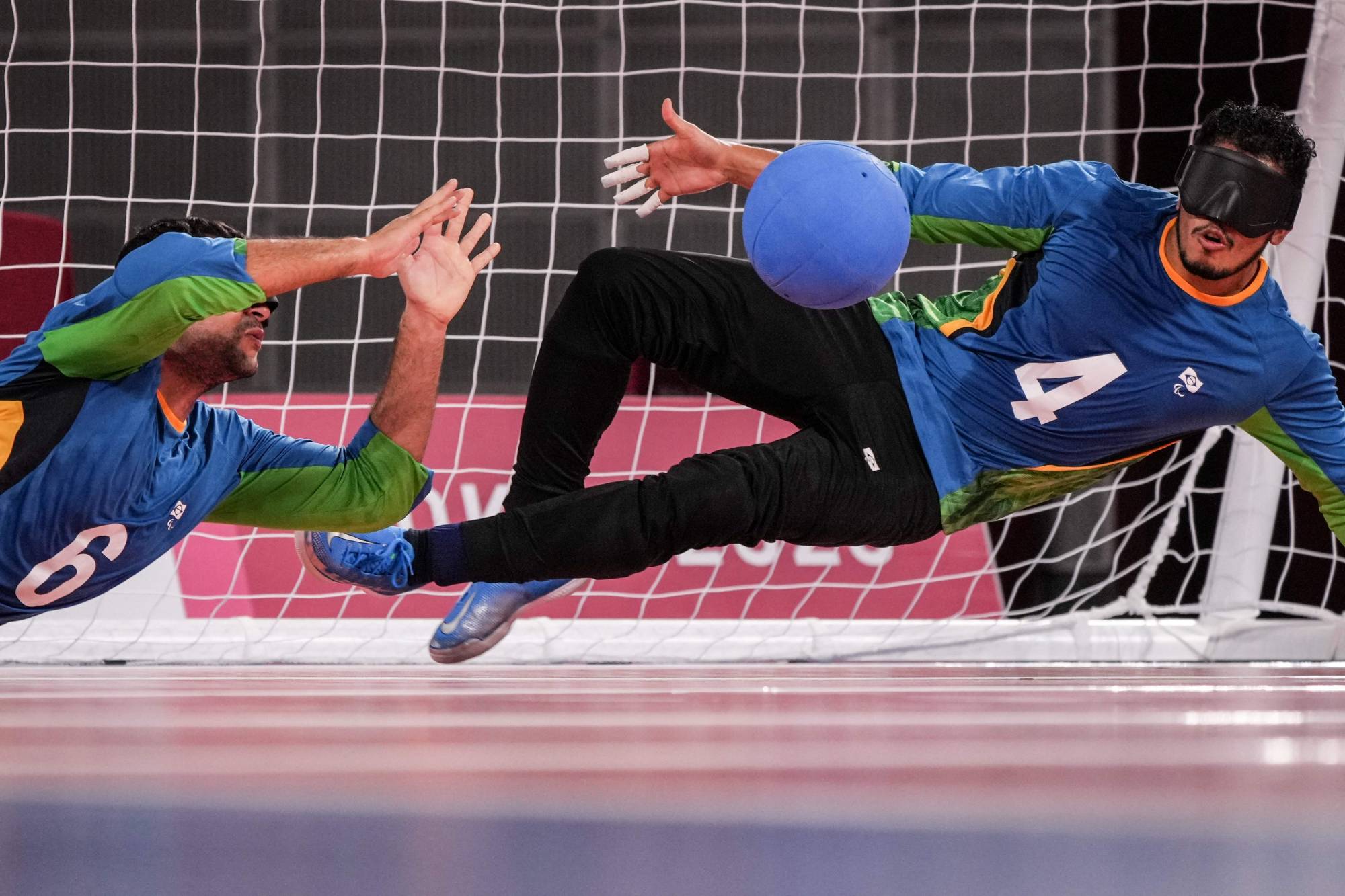 Brazil's Leomon Moreno (right) and Romario Marques defend a ball during the goalball preliminary match against Team USA | AFP-JIJI