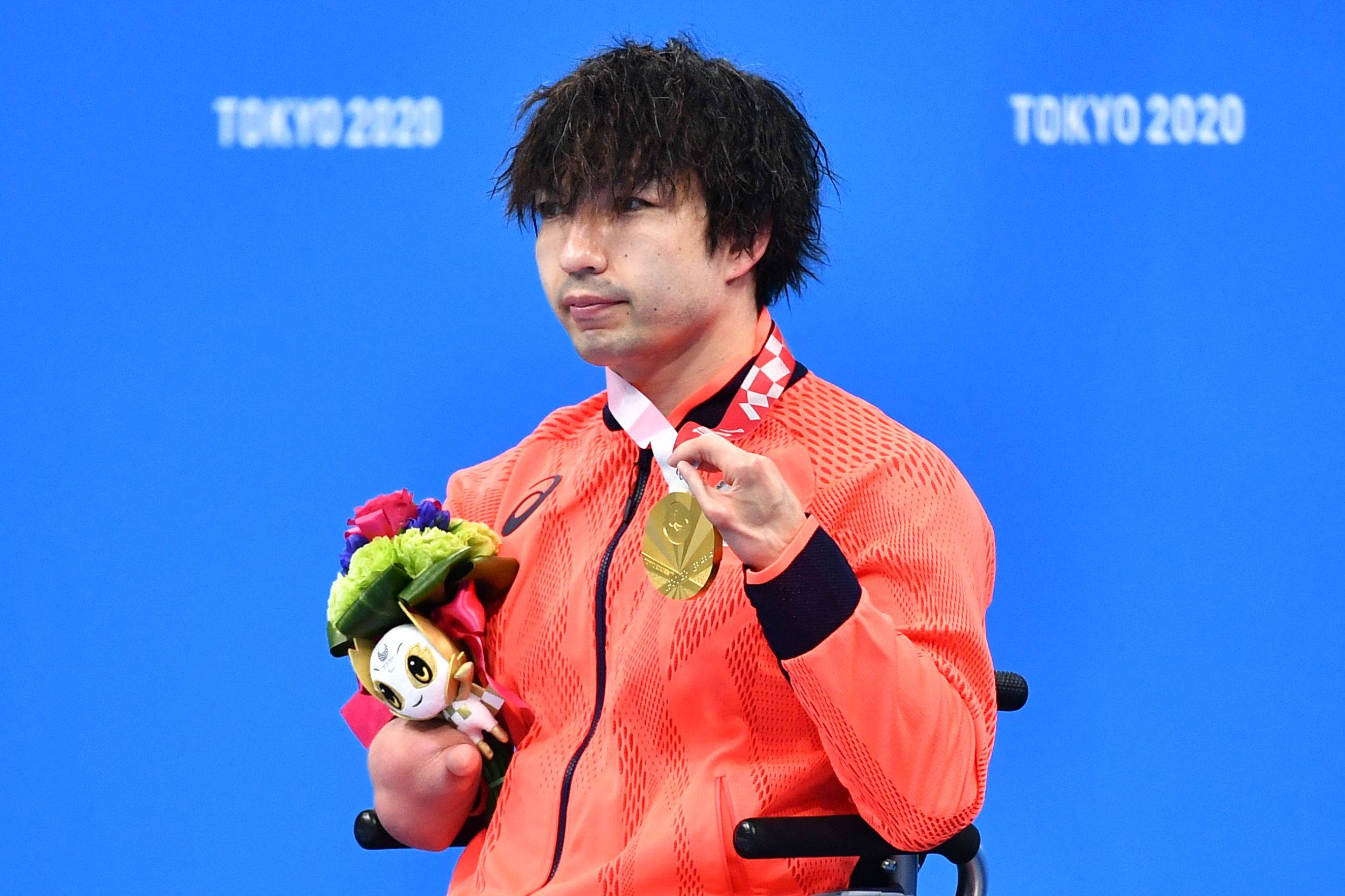 Gold medalist Takayuki Suzuki of Japan after winning the men's 100-meter freestyle S4 class swimming final | AFP-JIJI