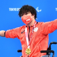 Japan\'s Takayuki Suzuki celebrates his gold medal in the men\'s 100-meter freestyle S4 class on Thursday at Tokyo Aquatics Centre.  | AFP-JIJI