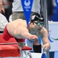 Takayuki Suzuki competes in the men\'s 100-meter freestyle S4 class on Thursday.  | AFP-JIJI