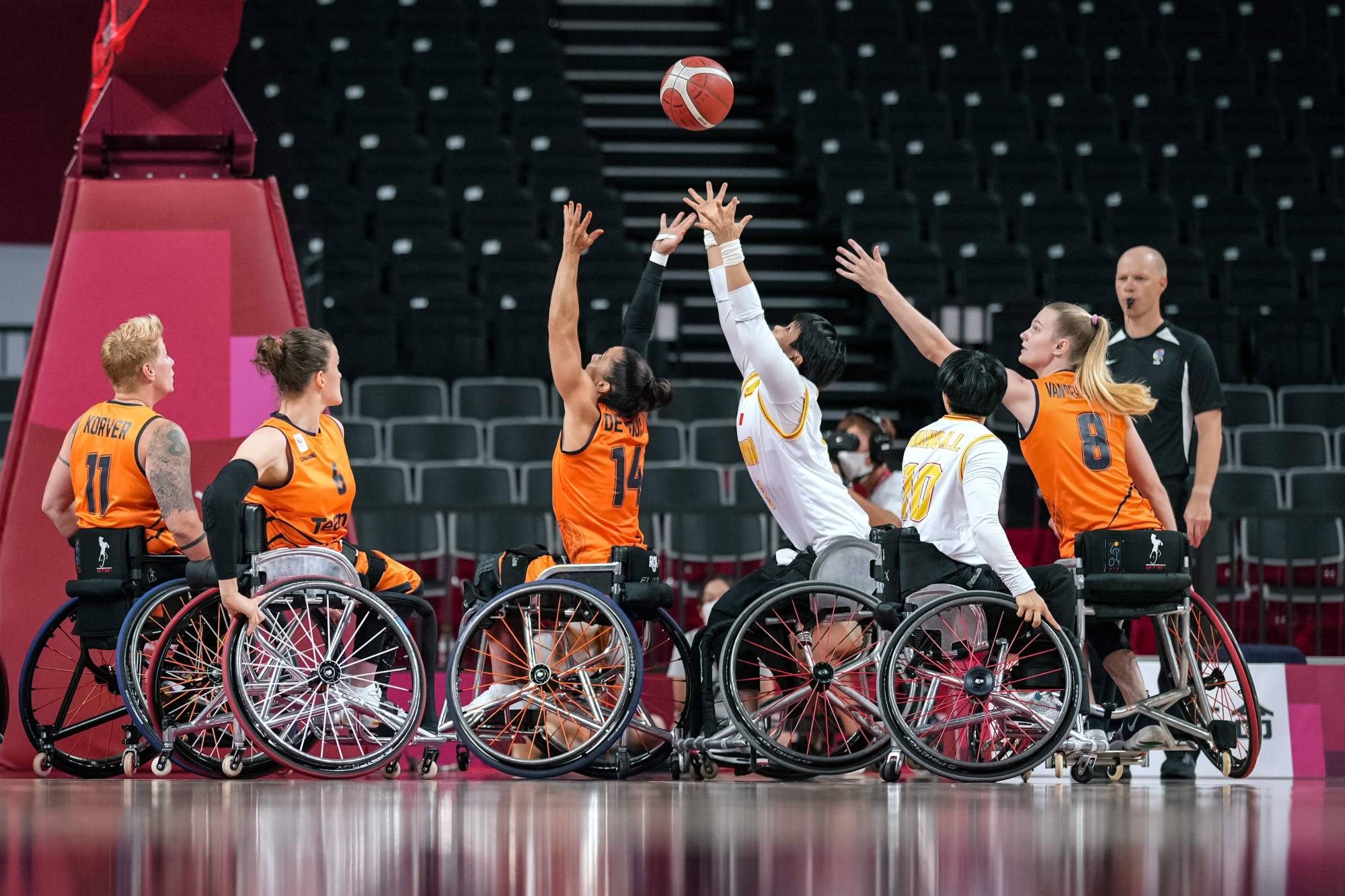 The Netherlands and China face off during a women's wheelchair basketball preliminary round | AFP-JIJI