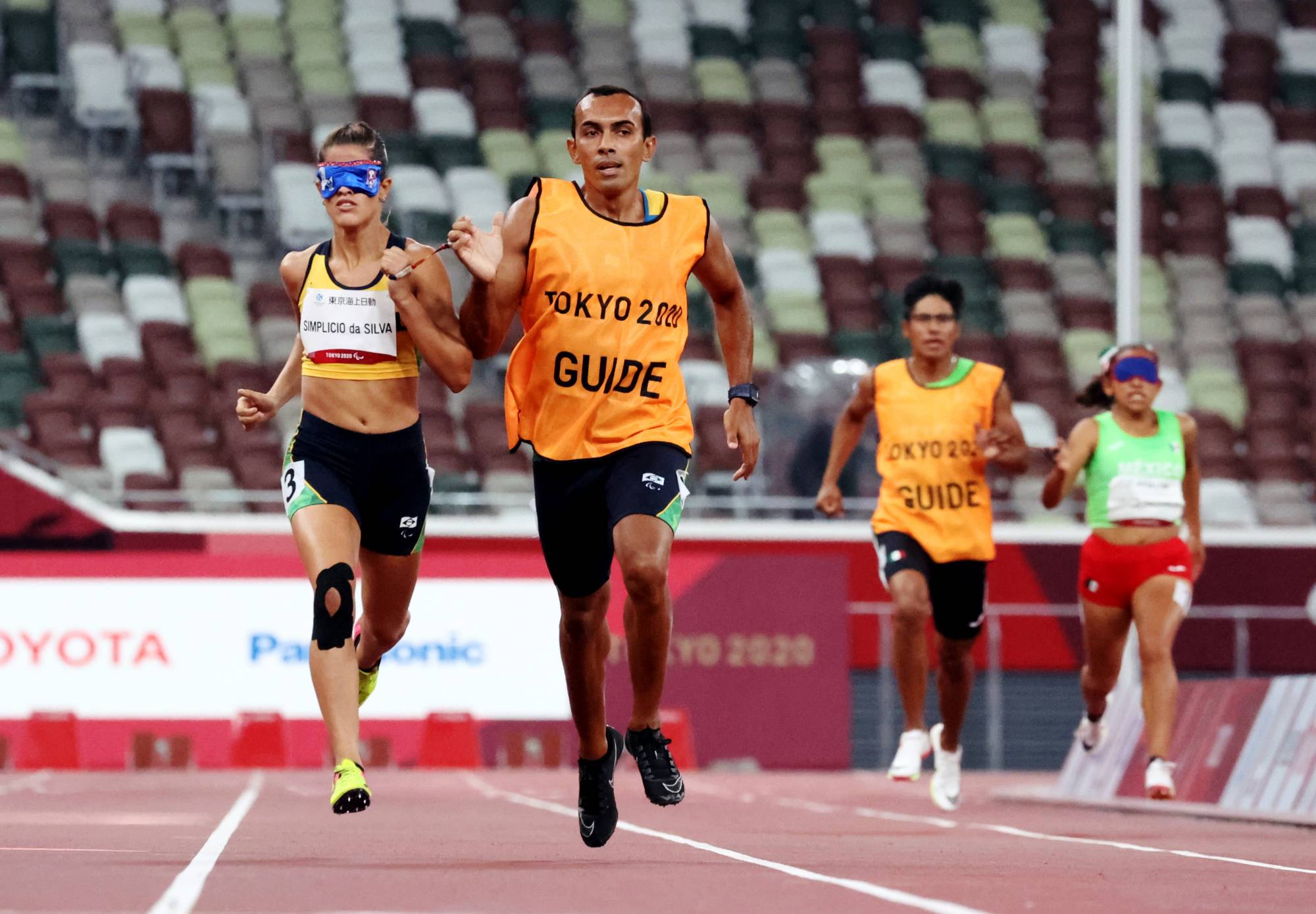 Thalita Vitoria Simplicio Da Silva of Brazil and guide Felipe Veloso da Silva in the semifinal of the women's T11 400-meters | REUTERS