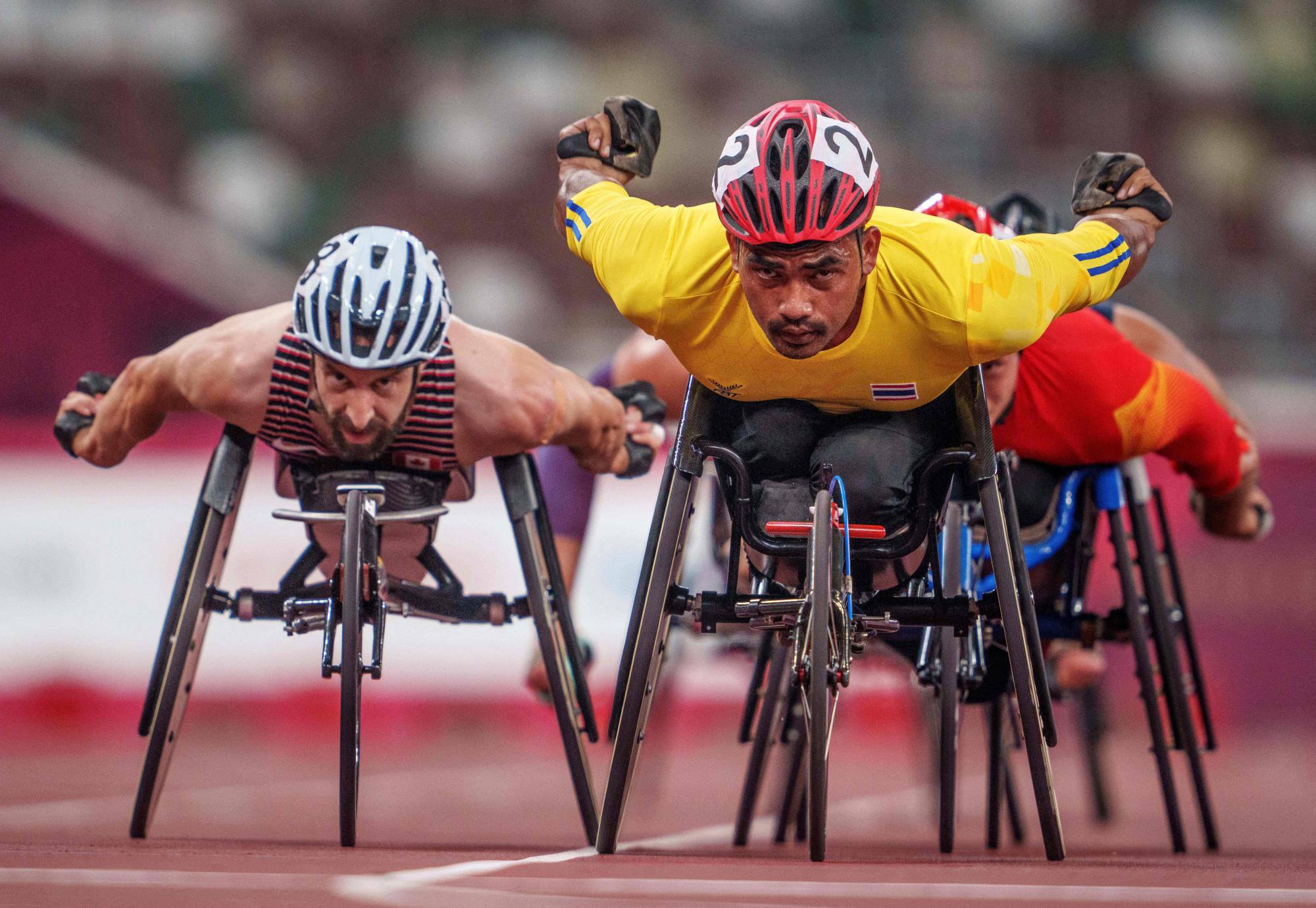 Thailand's Prawat Wahoram leads the field in the men's T54 5,000 meters | OLYMPIC INFORMATION SERVICES (OIS)