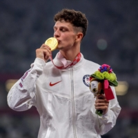 Nick Mayhugh during the medal ceremony | OLYMPIC INFORMATION SERVICES / VIA AFP-JIJI