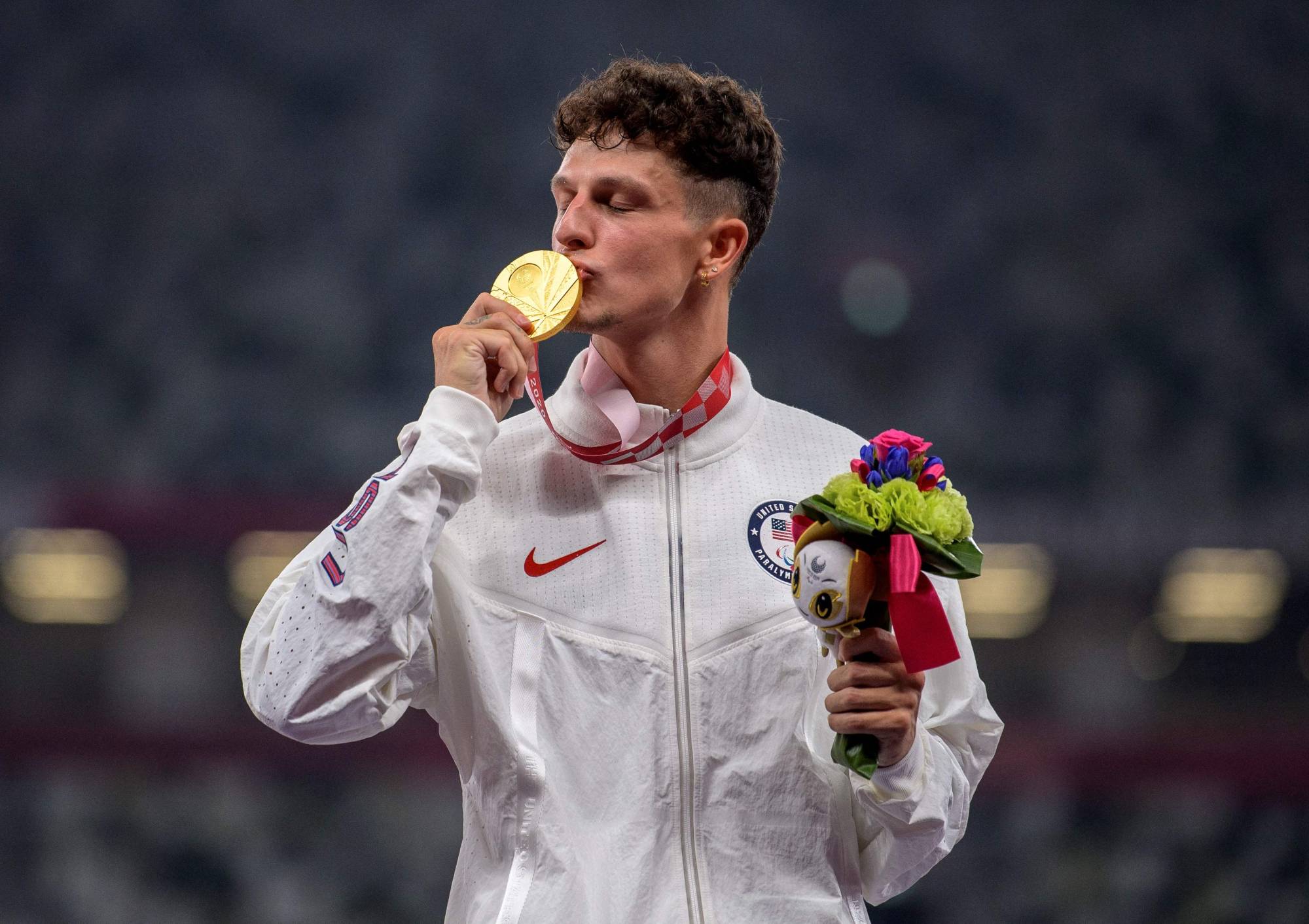 Nick Mayhugh during the medal ceremony | Olympic Information Services / via AFP-JiJi