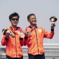 Bronze medalists Satoru Yoneoka and Kohei Tsubaki pose with their medals after competing in the men\'s PTVI Paralympic triathlon. | AFP-JIJI