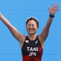 Tani gritted through the final stages of the triathlon and on her penultimate running lap was met with chants of \"Ma-mi, Ta-ni\" from a large group of Americans who were cheering from the stands. | KYODO 